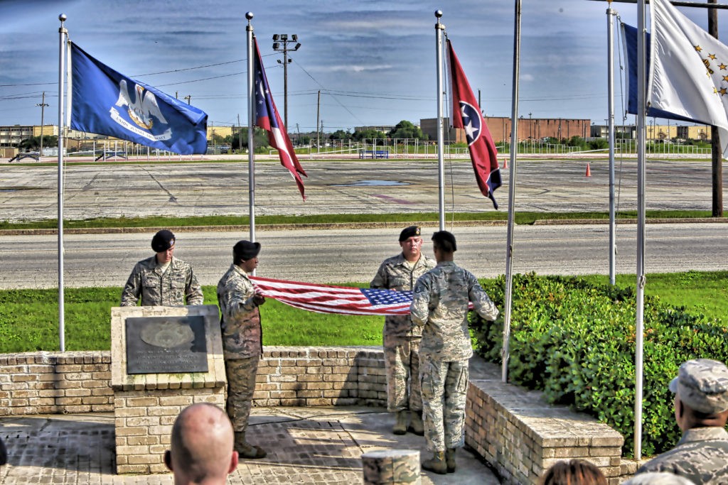 Flag folding at flag poles